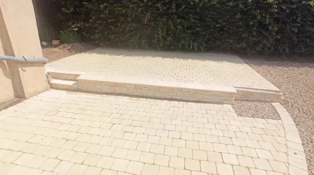 aménagement extérieur avec graviers et pavés